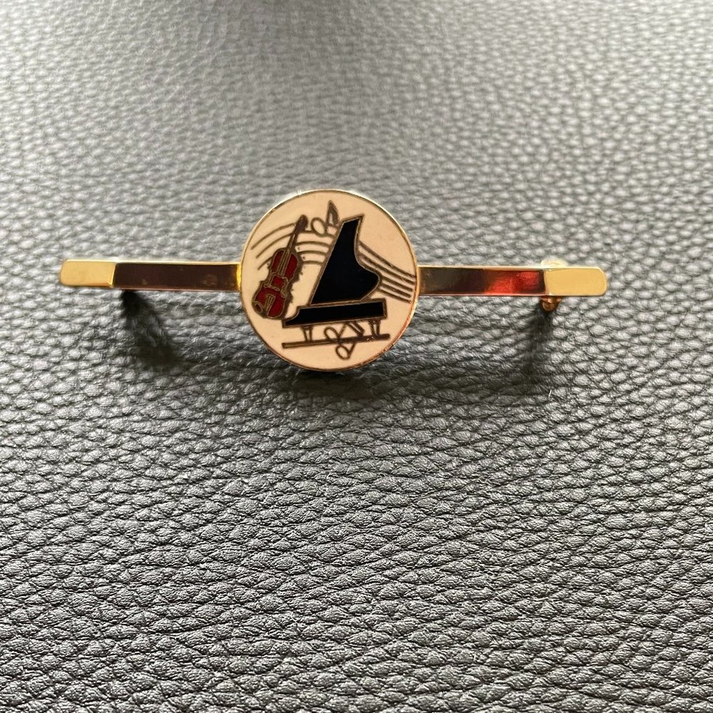 Vintage "collar" pin for the musician in your family!
